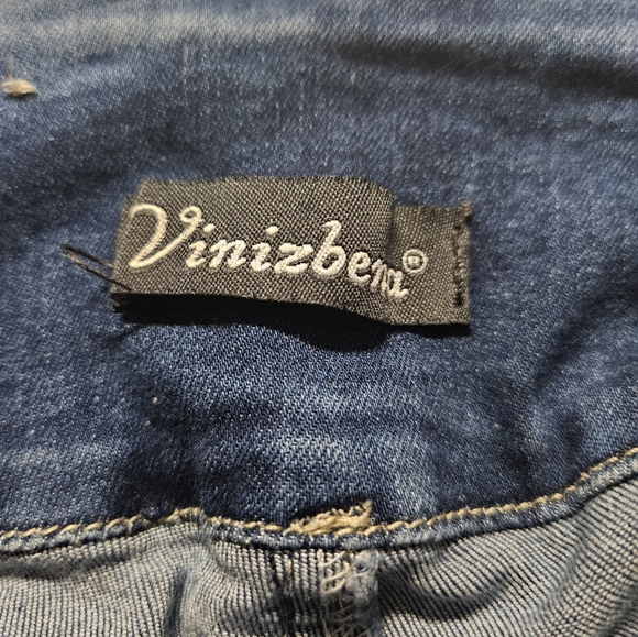 7/$30 Vinizbena Capri Denims - Picture 3 of 4